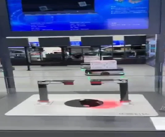 Low-profile latent-type mobile robot
